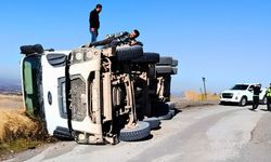 Uşak'ta Hafriyat Kamyonu Devrildi
