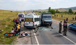Uşak'ta Öğrenci Servisi ile Kamyon Çarpıştı