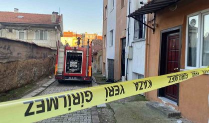 Uşak’ta 3 katlı binada yangın çıktı.