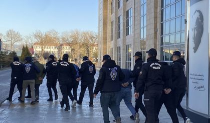 Uşak'ta Sibergöz-21 operasyonu kapsamında yakalanan 10 şüpheli tutuklandı