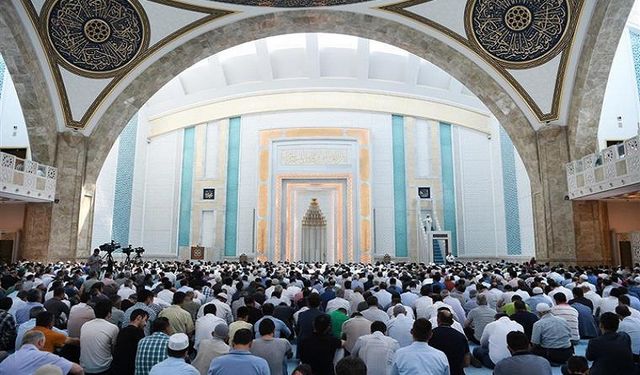 Bugünkü Cuma Hutbesinde  "İnsan Huzuru İbadetle Elde Eder" konusu işlenecek