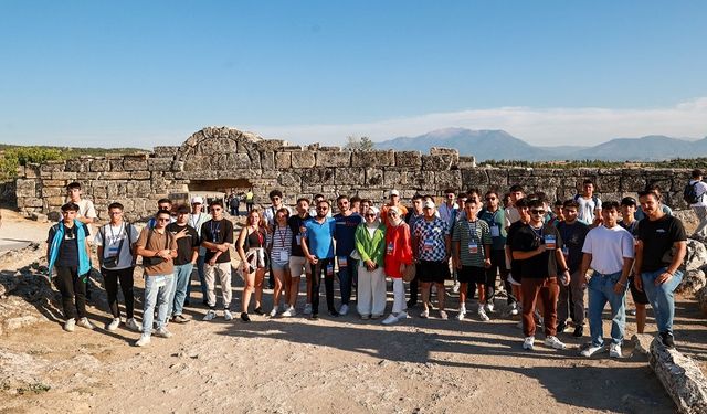 Uşak Genç Kuşak Topluluğu, Gençleri Denizli'nin Turistik Cennetiyle Buluşturdu
