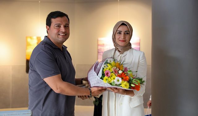 Başkan Çakın’dan sanatçı Havva Küçüköner’e çiçekli teşekkür