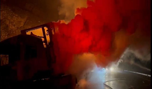 Uşak Yenişehir yakınlarında araç yangını