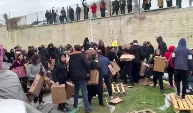 Alışveriş festivalindeki 1 TL’lik sehpalar yağmalandı