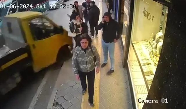 İzmir Buca 'da kamyonet yayalara çarpıp iş yerine daldı