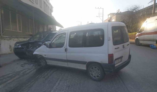 İznik’te otomobiller kafa kafaya çarpıştı: 2 yaralı