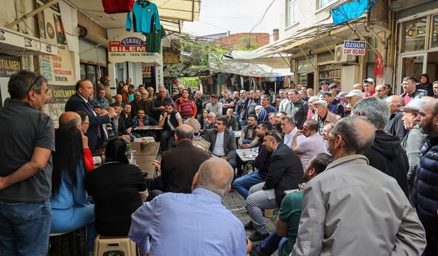 Uşak Belediye Başkanı Özkan Yalım ayakkabıcılar çarşısında kahvaltı etti