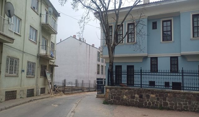Uşak Atatürk Evi karşısındaki apart inşaatı devam ediyor.