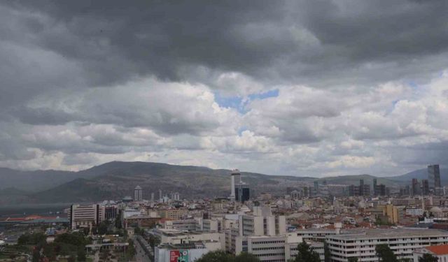 İzmir’de sağanak yağış etkisini göstermeye başladı