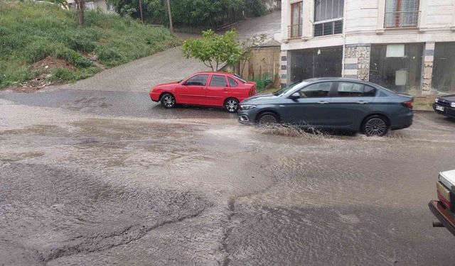 Tekirdağ’da şiddetli yağış sokakları göle çevirdi