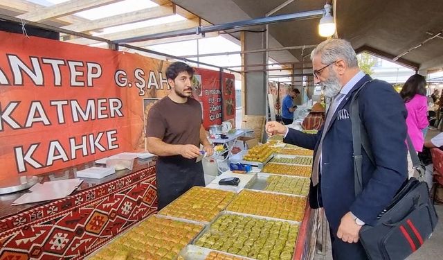 En Hızlı Baklava Yeme Yarışmasında Birinci Oldu Ödülü Kaptı