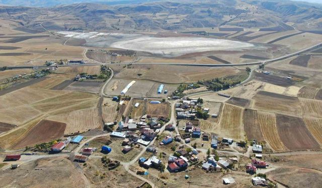 Bingöl Gölünde  bir damla su kalmadı,  nedenini bakın neye bağladılar