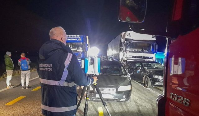 Zincirleme trafik kazasında 21 araç birbirine girdi: 4 ölü, 15 yaralı