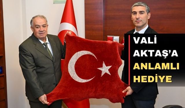 Uşak Valisi i Aktaş’a deriden Türk Bayrağı hediye edildi