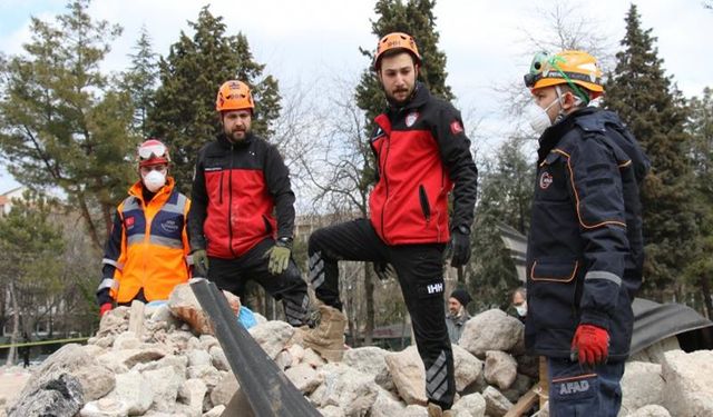 Depremzede genç, 3 yıl sonra evinden çıktı