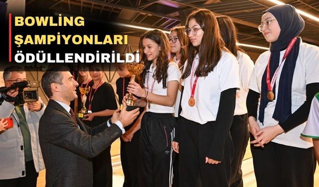 Uşaklı bowling şampiyonlarının ödülü Vali Alkan’dan