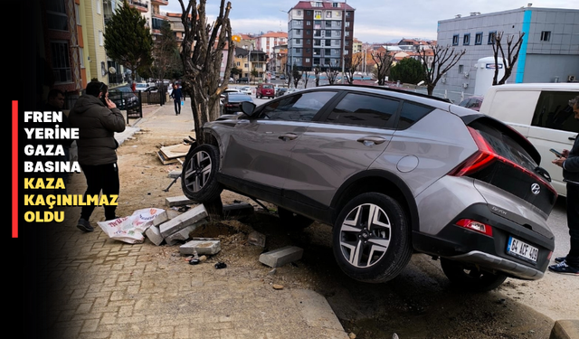 Uşak’ta fren yerine gaza bastı: Kaldırıma daldı