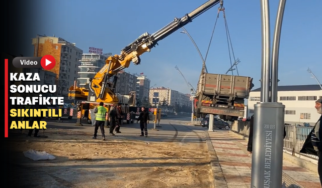 Uşak-Ankara yolunda kaza: Trafik arapsaçı