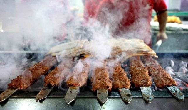 Adanalılar Ramazan’da da kebaptan vazgeçmiyor