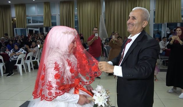 33 yıl sonra tekrardan  gelinlik ve damatlık giydiler