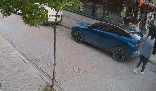 Alkollü gittiği kafede çalışanlara tekme ve yumruklarla saldırdı