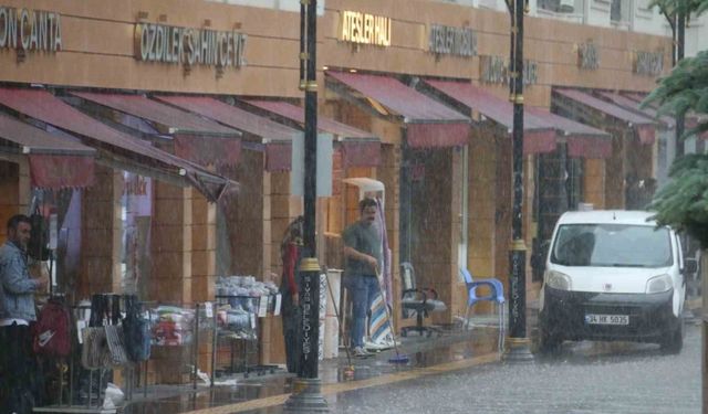 Ani başlayan kuvvetli yağmurla vatandaşlar zor anlar yaşadı