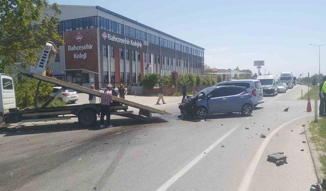 Askeri araçla otomobil çarpıştı: 4 kişi yaralandı