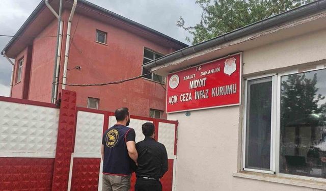 Cezaevi firarisi düğün salonunda saz çalarken yakalandı