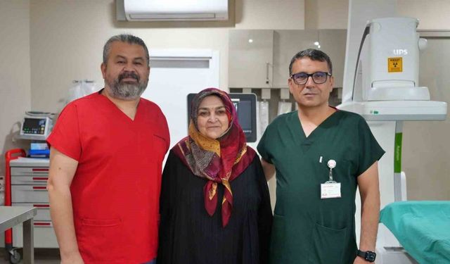 Diz kireçlenmesine çift aşamalı tedavi ile yürüyemeyen hasta ayağa kalktı