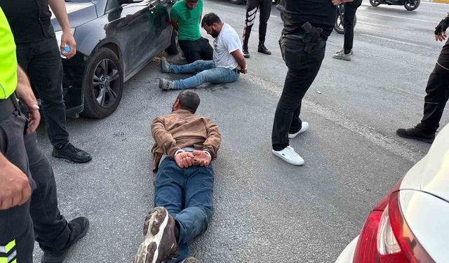Durdurulan araçtaki şahıslar polise saldırdı