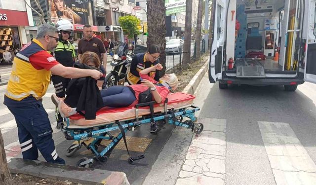 Düşen motosiklet sürücüsü kask sayesinde hayatta kaldı