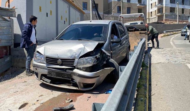 Freni boşalan otomobil trafik ışıklarındaki araca çarptı: 5 yaralı