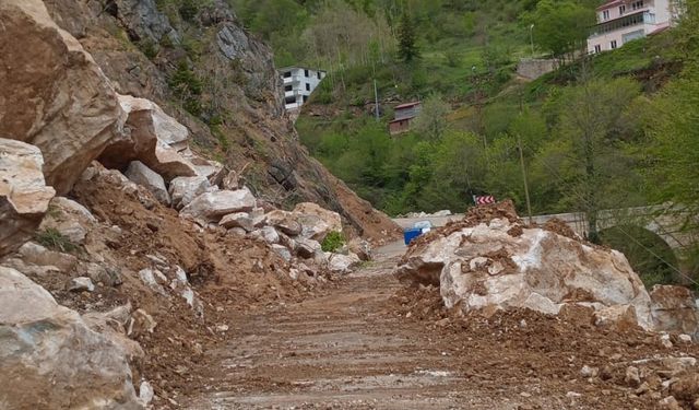 Heyelan nedeniyle kapanan yol kontrollü olarak ulaşıma açıldı