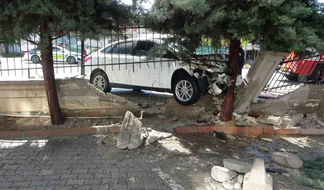 İlk önce otomobile sonra da duvara çarpan araç alev aldı