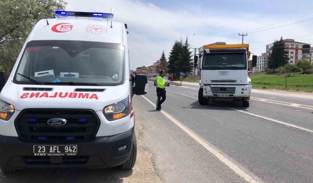Kamyon ile otomobil çarpıştı: 1 yaralı