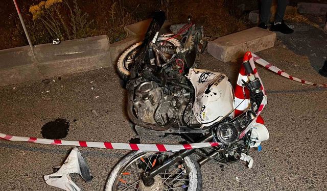 Kırmızı ışıkta geçen motosiklet sürücüsü minibüse çarptı