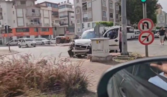 Kırmızı ışıkta geçen otomobil hafif ticari araçla çarpıştı