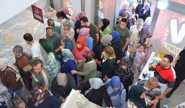 Mağazaya girmek için birbirilerini ezdiler