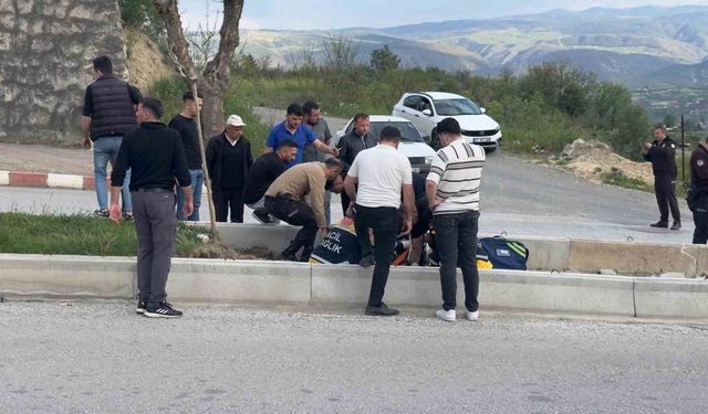 Motosiklet refüje çarptı: 1 ağır yaralı
