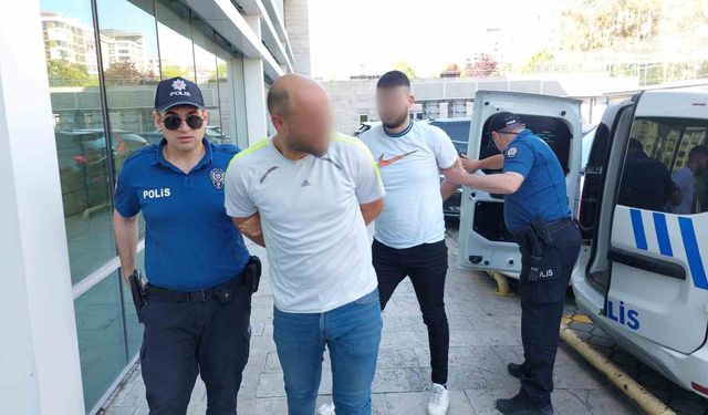 Park halindeki araca benzin dökerek yaktılar