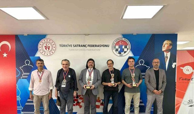 Satrançta gençler ve emektarlar mücadele etti