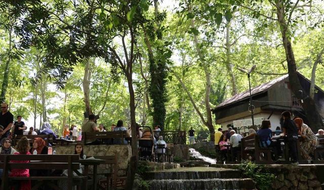 Sıcaktan kaçanlar parkta serinledi