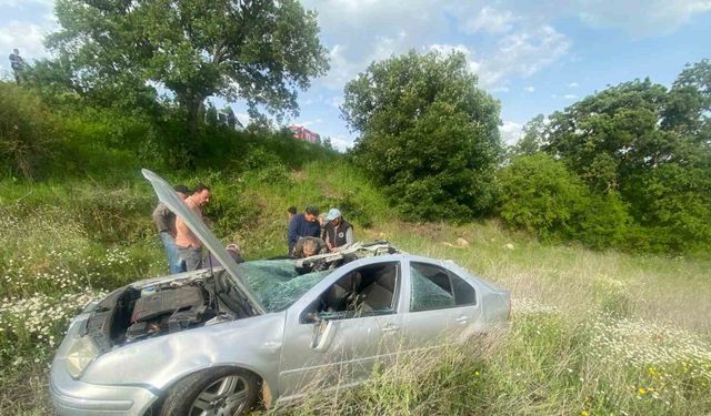 Tarlaya uçan aracın sürücüsünü vatandaşlar kurtardı