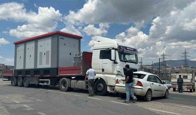 Tır ile otomobil çarpıştı