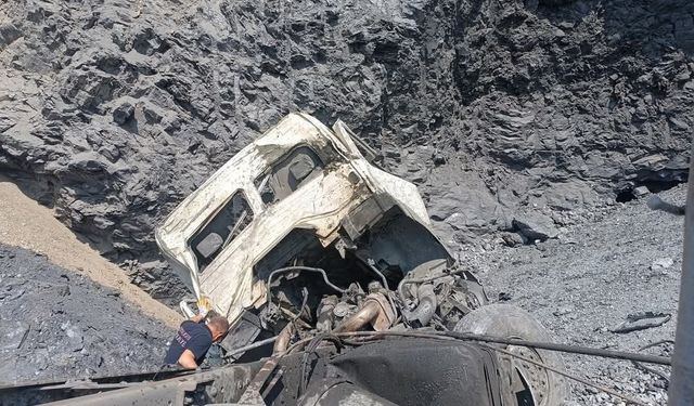 Uçuruma yuvarlanan kamyon sürücüsü hayatını kaybetti