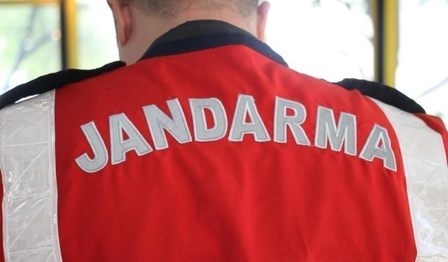 Uyarıcı madde etkisi ile araç kullanırken jandarmaya yakalandı
