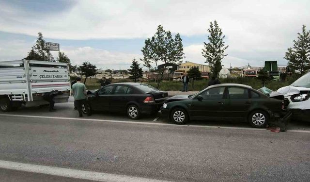 Zincirleme trafik kazası: 4 araç birbirine girdi