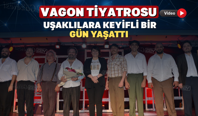 Uşaklılar raylar üzerinde tiyatro keyfi yaptı