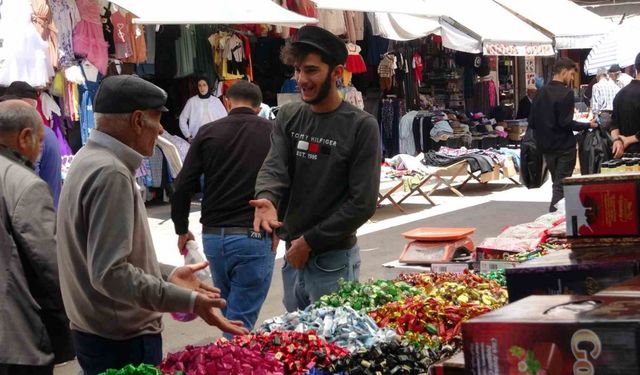 Bayram telaşı başladı: Çarşı ve pazarda renkli görüntüler